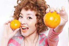 女優イ・サンアと2NE1(トゥエニイワン)のサンダラ・パクが、ファンが選ぶ「元祖―現代童顔美女」1位に選定された。