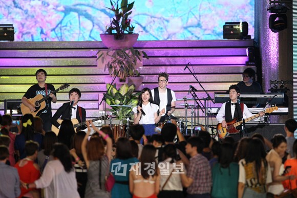 韓国に初恋シンドロームを呼び起こした主人公、Miss A（ミスエイ）スジとBusker Busker（バスカバスカ）が28日（木）、バンヤンツリー・ソウル野外プールで開催された20代のサマーパーティーMnet「20’sChoice（20sチョイス）」で、仲睦まじい恋人コンセプトの合同公演を披露した。