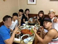 SUPER JUNIOR（スーパージュニア）のメンバー、イトゥクが30回目の誕生日に驚きの人脈が分かる写真を公開した。写真＝SUPER JUNIOR イトゥクのツイッター
