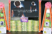 キム・ヒョンジュン(SS501のマンネ)の国内外ファンが、彼のコンサートに大規模なドリーミー米花輪を送って応援し、スターとともに行なう米寄付に参加した。写真=ドリーミー