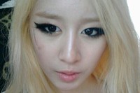 T-ARA（ティアラ）のメンバー、ジヨンの金髪ヘアスタイルへの変身が話題となっている。
