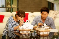 ダラン（イ・ミンジョン演）の同僚の職員たちへ行ってもいない新婚旅行のお土産を配るため、イ・ミンジョンとコン・ユは中国からのお土産に見せかけて、白いクマのぬいぐるみに黒の斑点をつけてパンダを作る。しかし、描きかたで意見が食い違う。写真=ボンペクトリム