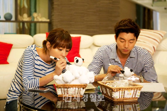 ダラン（イ・ミンジョン演）の同僚の職員たちへ行ってもいない新婚旅行のお土産を配るため、イ・ミンジョンとコン・ユは中国からのお土産に見せかけて、白いクマのぬいぐるみに黒の斑点をつけてパンダを作る。しかし、描きかたで意見が食い違う。写真=ボンペクトリム