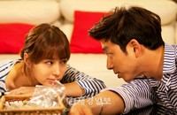 ダラン（イ・ミンジョン演）の同僚の職員たちへ行ってもいない新婚旅行のお土産を配るため、イ・ミンジョンとコン・ユは中国からのお土産に見せかけて、白いクマのぬいぐるみに黒の斑点をつけてパンダを作る。しかし、描きかたで意見が食い違う。写真=ボンペクトリム