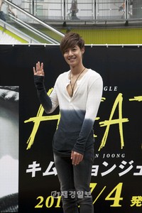 韓国歌手のキム・ヒョンジュン（SS501のリーダー）が、日本2ndシングルアルバム発売記念握手会に約5,000人のファンを動員し、スーパー韓流スターの貫録を見せつけた。写真＝キーイースト