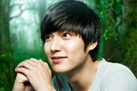 コミュニティポータルサイト「DCインサイド」が、6月26日から今月3日まで「女性の財布を開かせる化粧品広告モデル、no.1は誰？」とのテーマでアンケート調査を行ったところ、イ・ミンホが第1位に輝いたという。