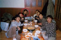 最近、韓国のあるオンラインコミュニティー掲示板に、友達と一緒にトッポギ屋にいる高校生時代のイ・スンギの写真が掲載され、注目が集まっているという。写真=オンラインコミュニティー