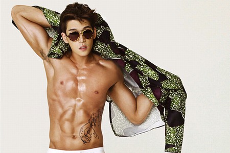 別名“感性アイドル”2AMのチャンミンとジヌンがたくましい半裸を公開した。