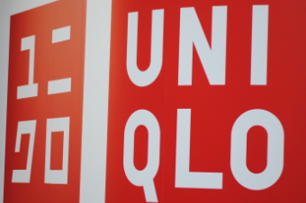 ファーストリテイリング＜９９８３＞（東１）は６日の大引け後、第３四半期の連結決算（２０１１年９月～１２年５月）を発表し、８月通期の予想を小幅だが減額修正した。増収増益は変わらない。
