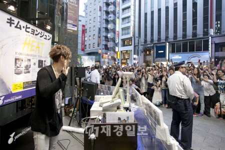 5日午後、キム・ヒョンジュンは渋谷のTUTAYA、タワーレコード、銀座の山野など、日本の有名CD売場をサプライズ訪問し、ファンとのゲリラ対面を果たした。