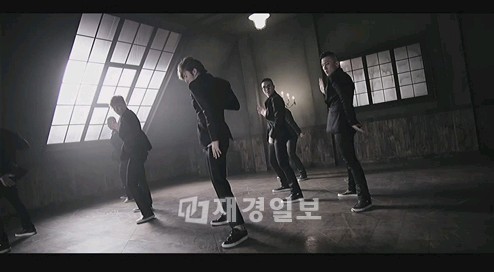キム・ヒョンジュン（SS501のマンネ）が新曲『Sorry I'm Sorry』のMVティーザー映像を通してカリスマ溢れる男性美を誇示、視線を集中させている。
