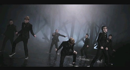 キム・ヒョンジュン（SS501のマンネ）が新曲『Sorry I'm Sorry』のMVティーザー映像を通してカリスマ溢れる男性美を誇示、視線を集中させている。
