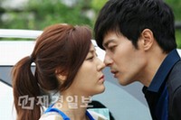 週末ドラマ『紳士の品格』のチャン・ドンゴンとキム・ハヌルが、“ロマン刺激”デートを繰り広げ、視線を集中させている。写真＝ファエンダムピクチャーズ