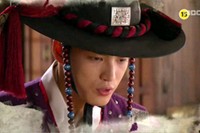 6日に公開された韓国MBC週末ドラマ『Dr.JIN』の第13話予告映像では、ビョンヒ（キム・ウンス）が、晋州反乱のリーダーがヨンフィ（ジン・イハン）であることを知るシーンが流れた。ギョンタク（JYJキム・ジェジュン）は、この事実が知られれば、残された家族ヨンレ（パク・ミニョン）とヨンレの母（キム・ヘオク）に害が及ぶと懸念し、全ての事実を秘密にしていた。写真 =イギムプロダクション
