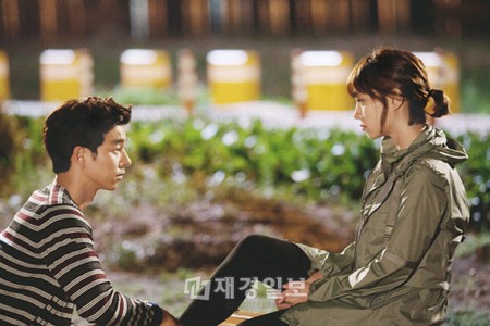 コン・ユが再びロマンチックなシーンを演出して女性視聴者たちの心をときめかせている。写真 =ボンペクトリム
