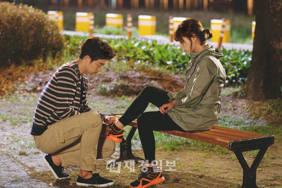 コン・ユが再びロマンチックなシーンを演出して女性視聴者たちの心をときめかせている。写真 =ボンペクトリム