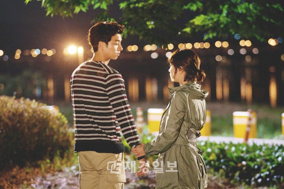 コン・ユが再びロマンチックなシーンを演出して女性視聴者たちの心をときめかせている。写真 =ボンペクトリム