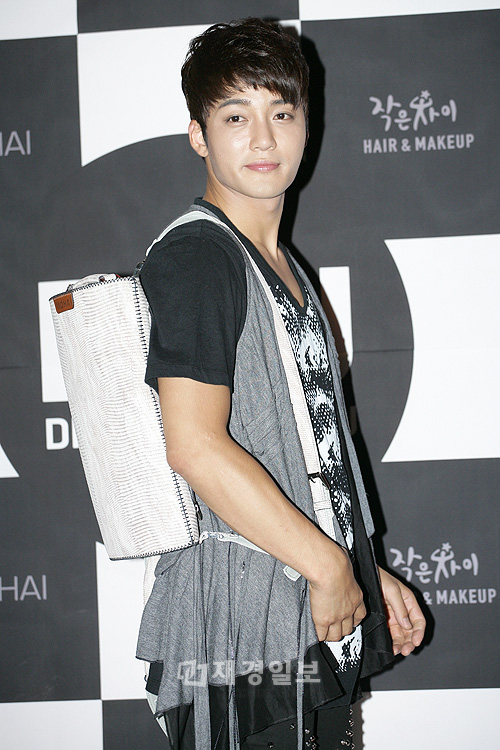 愛の分かち合いコンサート2、キム・ジヌらが集う(13) キム・ジヌ