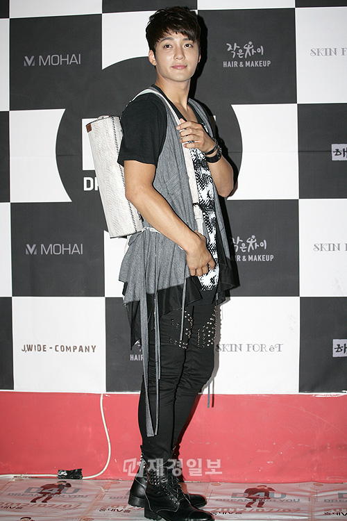 愛の分かち合いコンサート2、キム・ジヌらが集う(12) キム・ジヌ