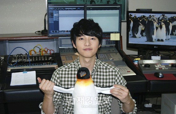 名品ボイス、俳優ソン・ジュンギが『南極の涙』3D劇場版『皇帝ペンギン・ペンイとソミ』のナレーションに参加。TV放映に続いて再びペンギンたちと相性抜群の呼吸を披露し、多くのファン達の期待を集めている。 名品ボイス、俳優ソン・ジュンギが『南極の涙』3D劇場版『皇帝ペンギン・ペンイとソミ』のナレーションに参加。TV放映に続いて再びペンギンたちと相性抜群の呼吸を披露し、多くのファン達の期待を集めている。