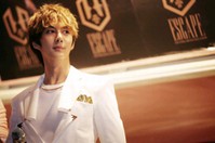 先週末、SS501（ダブルエス501）の末っ子（マンネ）キム・ヒョンジュンが、ソウル全域各所でサプライズ‘ゲリラミニショーケース’を繰り広げ、行く先々で一帯を麻痺させながら大きな関心を呼び起こした。
