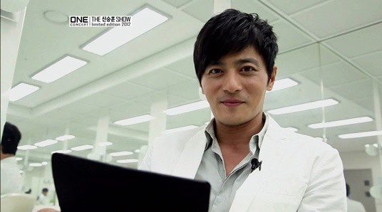 9日、 Mnetのホームページ (www.mnet.com)に、パク・チャンホ、キム・ソナに続きチャン・ドンゴンがシン・スンフンのMnet 「ワンコンサート(One Concert)」 の招待状を受け取る姿の映像が公開された。