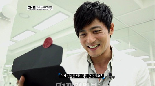 9日、 Mnetのホームページ (www.mnet.com)に、パク・チャンホ、キム・ソナに続きチャン・ドンゴンがシン・スンフンのMnet 「ワンコンサート(One Concert)」 の招待状を受け取る姿の映像が公開された。