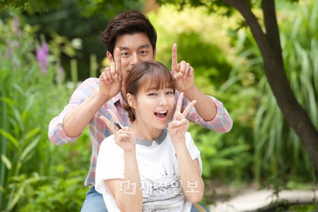 “買い物デート” でラブラブな新婚夫婦を演じて視聴者の嫉妬心をかきたてた国民的ロマンチックコメディ『ビッグ』主演のコン・ユとイ・ミンジョンのカップルが、今回は“キャンピングデート”に出かけ、仲睦まじいシーンが公開された。写真=ボンファクトリー