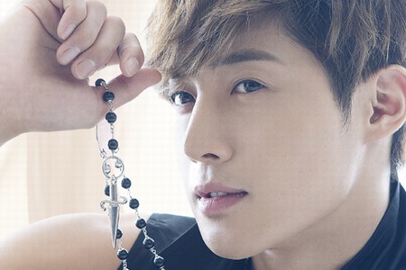 キム・ヒョンジュン（SS501リーダー）がオリコンのCDシングル週間ランキングでトップの座を獲得した。