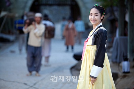 韓国MBC 週末ドラマ『Dr.JIN』で、ヨンレ役を熱演中のパク・ミニョンの撮影現場写真が公開され目を引いている。写真=イギムプロダクション
