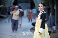 韓国MBC 週末ドラマ『Dr.JIN』で、ヨンレ役を熱演中のパク・ミニョンの撮影現場写真が公開され目を引いている。写真=イギムプロダクション
