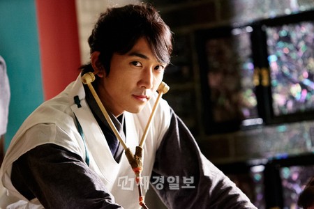 韓国MBC週末ドラマ『Dr.JIN』で、150年前にタイムスリップした心温かい外科医ジン・ヒョク役を熱演中のソン・スンホンが、魅力的なスマイルを見せ話題だ。写真=イギムプロダクション