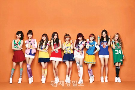 　7月10日夜7時放送の韓国MBC MUSIC『ショーチャンピオン』で、マネージャー、カメラマン、音響、舞台、照明などの放送関係者約100人を対象に「最強の女性アイドルは誰？」というアンケート調査を1カ月間実施した結果が公開され、「少女時代」が1位に選ばれた。