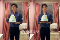 ロマンチックコメディの真打で女心を魅了している俳優コン・ユが、ドラマの撮影中に開かれたスタッフとファンによる誕生日パーティで甘い微笑みを見せて注目されている。写真＝Management SOOP