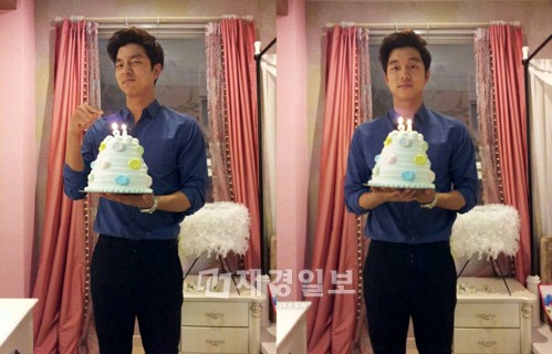 ロマンチックコメディの真打で女心を魅了している俳優コン・ユが、ドラマの撮影中に開かれたスタッフとファンによる誕生日パーティで甘い微笑みを見せて注目されている。写真＝Management SOOP