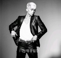 先日ソロ歌手としてデビューした2PMのウヨンは、最近行われた韓国KBS 2TV『ハッピートゥギャザー・シーズン3』の収録で、ガールズグループアイドル3人にアタックされた事があると告白した。
