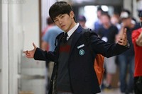 tvN 週間ドラマ『応答せよ1997』の主人公ホヤ（INFINITE）が、90年代のアイドルH.O.Tを彷彿とさせる“決めポーズ”を披露、視線を集中させている。