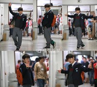 tvN 週間ドラマ『応答せよ1997』の主人公ホヤ（INFINITE）が、90年代のアイドルH.O.Tを彷彿とさせる“決めポーズ”を披露、視線を集中させている。