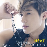 キム・ヒョンジュンのニューシングル『HEAT』は、5月に発売のニュースが伝えられると、タワーレコードなどオン・オフラインの販売店で予約販売数が1位を記録した。発売されると各売り場では完売を記録、オリコンデイリー・ウィークリーチャートでは1位を席巻した。