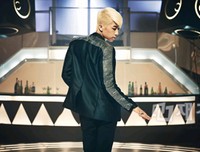 2PMのチャン・ウヨンが12日、Mnetエムカウントダウンで初めてソロ歌手としてのデビューステージを披露した。
