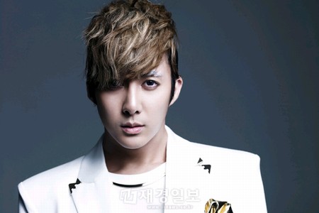 昨年の『My Girl』以来、1年4ヶ月ぶりとなる2ndソロアルバム『ESCAPE』で華麗にカムバックしたキム・ヒョンジュン（マンネ）。9日に新曲『Sorry I'm Sorry』のミュージックビデオを公開し、大きな反響を呼んでいる。
