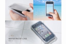 トレードワークスが20日に発売予定のiPhone 4/4S専用の防水ケース「防水ケース for iPhone 4/4S」。IPX5（あらゆる方向から噴流水を受けても内部に有害な影響がない）、IPX7（水深1mへ30分間水没させても内部に浸水がない）に適合した防水性能を持つ。