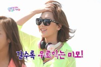 セクシー担当SISTAR（シスター）のヒョリンと、キュートな魅力が人気のKARA（カラ）のカン・ジヨンが、同じピンクのヘッドホンを着用し話題だ。写真 = KBS2 