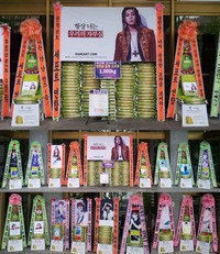 話題のミュージカル「モーツァルト」でミュージカル初挑戦中のチャン・ヒョンスン（BEAST ビースト）に、世界中のファンから応援の米花輪が殺到している。