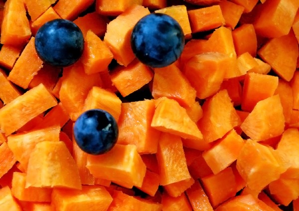 諺などでおなじみですが、あなたの肩の上で競い合っている天使と悪魔にはさまれて「害があるわけじゃないし、食べればいいんだよ」と一方がささやけば、「ダイエットしてるんじゃなかったの？」ともう一方が指摘する・・・そのあいだで格闘するかわりに、生産性を上げるために食べるようにしたらどうでしょうか。