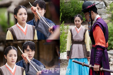 14日公開された韓国MBC週末ドラマ『Dr.JIN』のスチールカットには、パク・ミニョン（ヨンレ役）に向けられた刀を阻むソン・スンホン（ジン・ヒョク役）の姿が収められている。刀を向けた人物とは、他でもないJYJキム・ジェジュン（キム・ビョンタク役）。写真=イギムプロダクション
