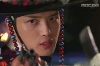 12日に公開された『Dr.JIN』第15話の予告編では、家の前で出入りを統制されたあと、免職の知らせを聞いたギョンタクの姿が描かれた。写真=イギムプロダクション