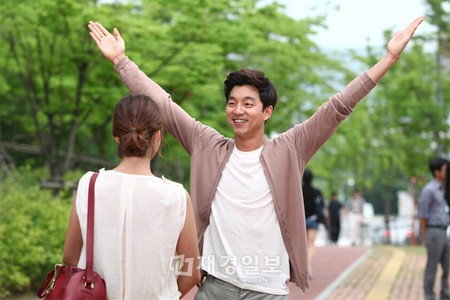 10時10分、ダラン(イ・ミンジョン)はキョンジュン(コン・ユ)とのキスで恋に堕ち、キョンジュンから離れることができなくなる愛の‘10時10分’の魔法にかかってしまう。