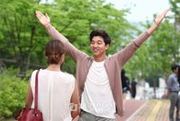 10時10分、ダラン(イ・ミンジョン)はキョンジュン(コン・ユ)とのキスで恋に堕ち、キョンジュンから離れることができなくなる愛の‘10時10分’の魔法にかかってしまう。 10時10分、ダラン(イ・ミンジョン)はキョンジュン(コン・ユ)とのキスで恋に堕ち、キョンジュンから離れることができなくなる愛の‘10時10分’の魔法にかかってしまう。