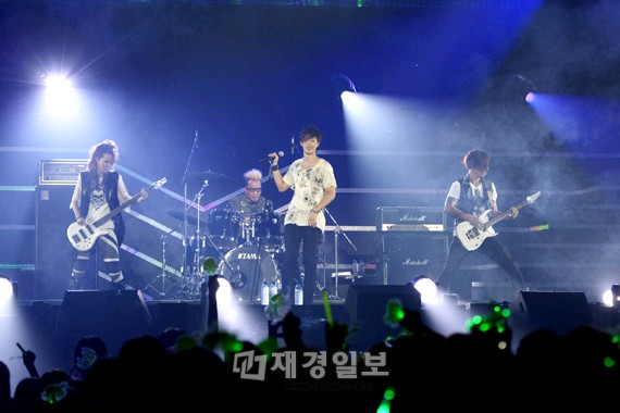 SS501（ダブルエス501）リーダーのキム・ヒョンジュンが、シングルアルバム発売記念ライブコンサートを大盛況に収めた。写真＝キーイースト